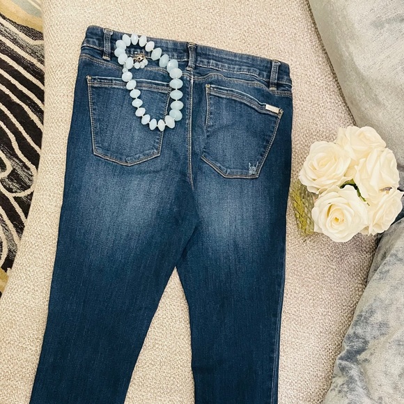 (Item no. 1) Jeans with distressed Sequins detail - Picture 4 of 4